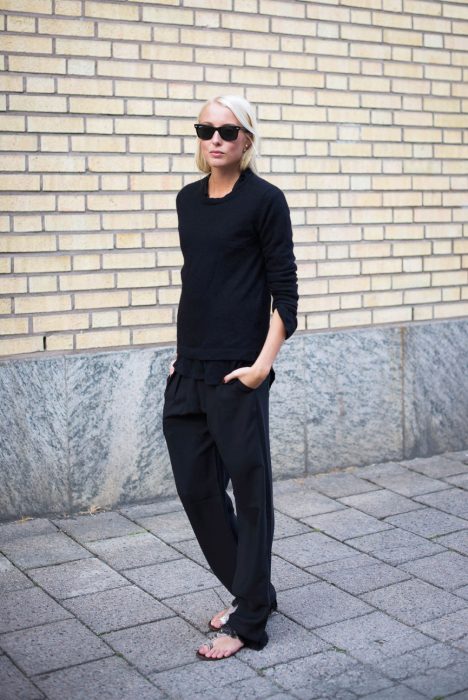 chica con look relajado negro