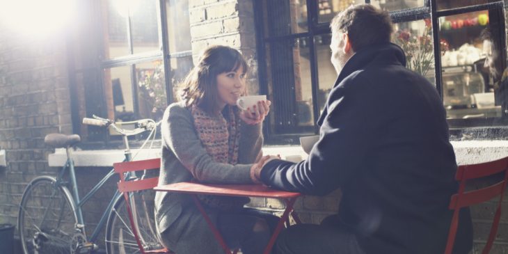 Pareja en café