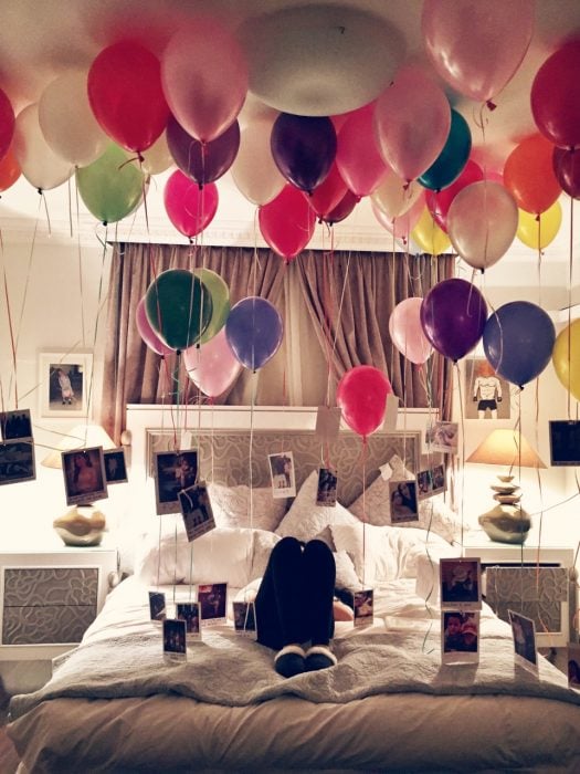 habitación decorada con fotos y globos