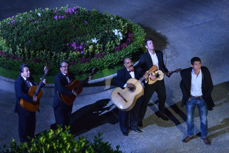 chico lleva serenata