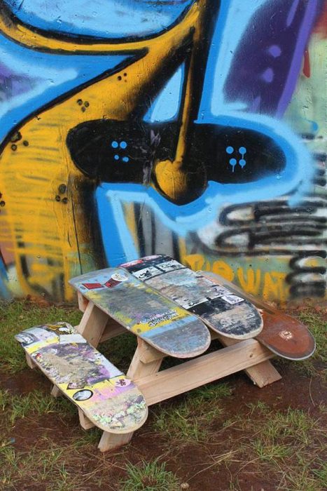 mesa con tablas de patineta