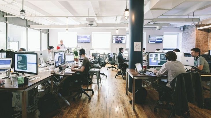 hombres trabajando en una oficina