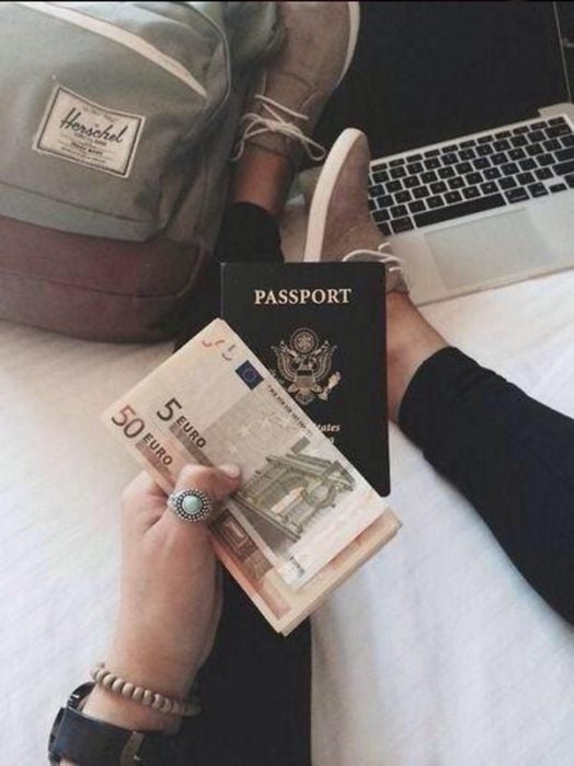chica con euros y pasaporte en mano