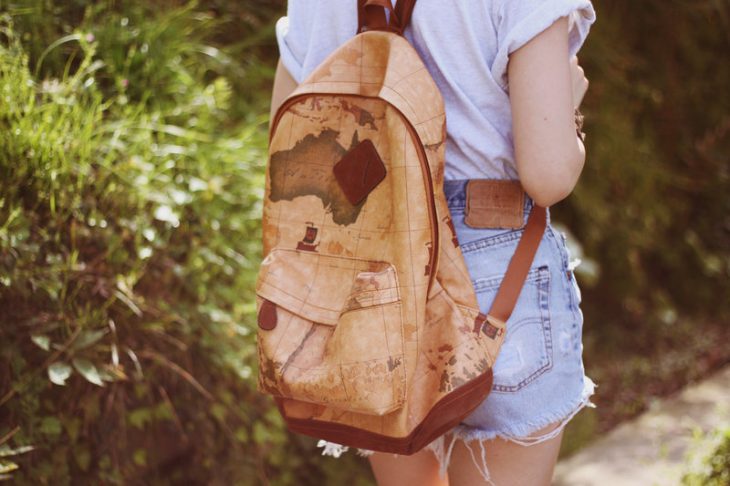 chica con mochila 