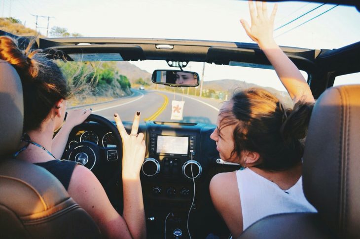 chicas viajando en coche