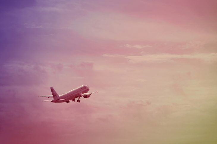 avión en el cielo