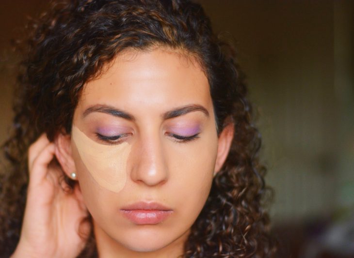 chica con corrector en triángulo