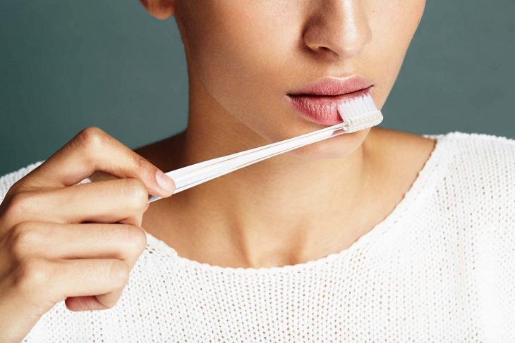 chica exfoliando labios con cepillo de dientes