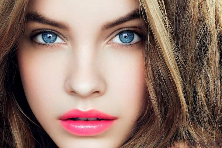 chica maquillada labios y ojos naturales