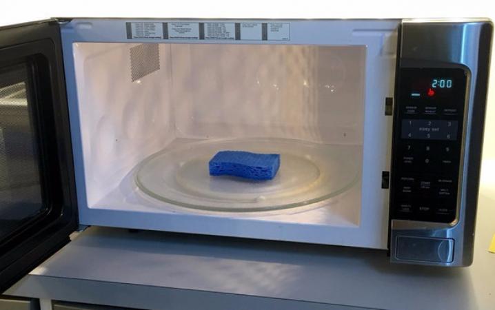 Esponja dentro de un microondas para eliminar las bacterias 