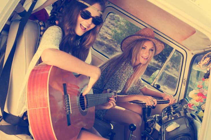 chicas cantando en una camioneta