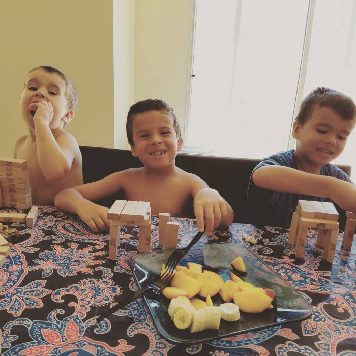 chicos en mesa riendo