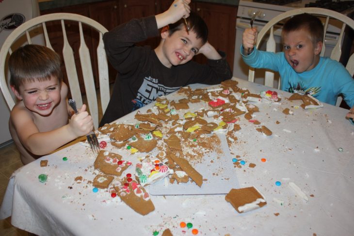 niños en mesa con galletas regadas