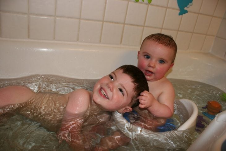 niños pequeños en tina de baño