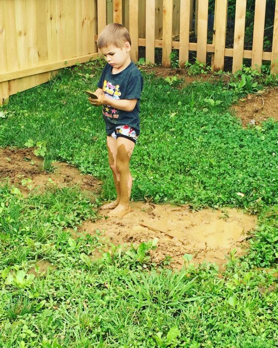 niño jugando en jardín