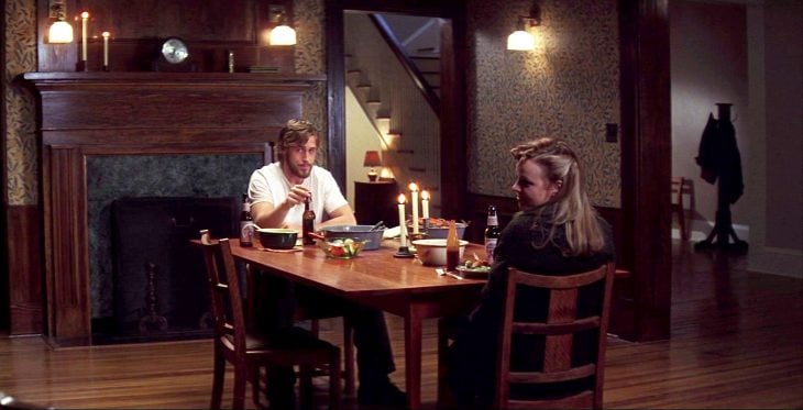 Escena de la película diario de una pasión Noah y Allie sentados comiendo 