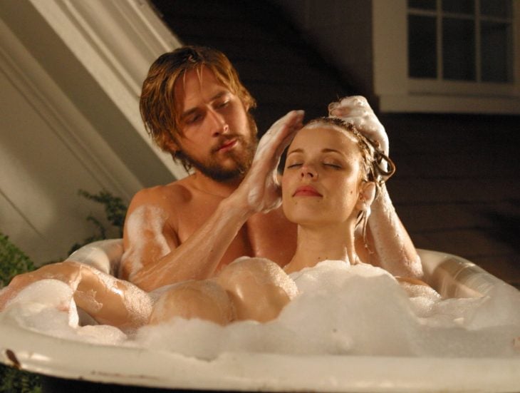 Escena de la película Diario de una pasión, Noah y allie tomando un baño 