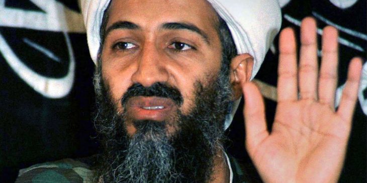 osama bin laden muestra mano izquierda