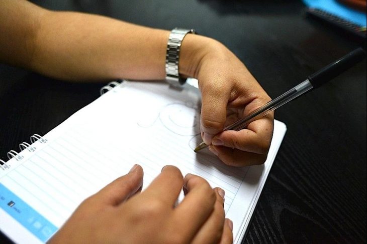 chica tratando de escribir mano izquierda