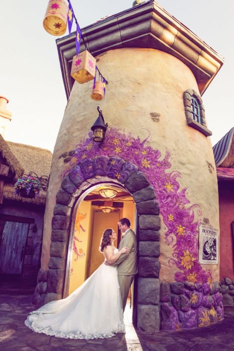 Pareja de novios recargados sobre un molino representando a rapunzel 