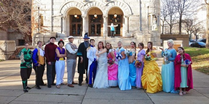 Personajes de Disney que son damas de honor y padrinos en una boda 