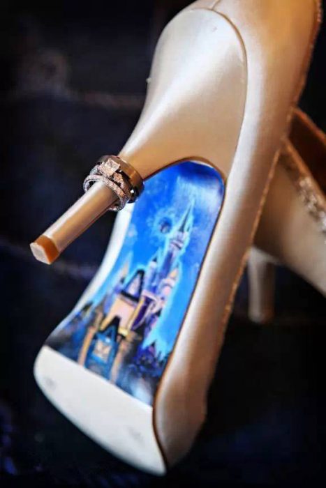 Zapatilla de una chica con el castillo de Disney dibujado en su suela 