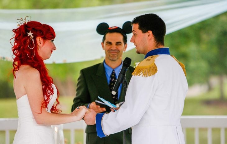 Pareja de novios vestidos como personajes de Disney el día de su boda 