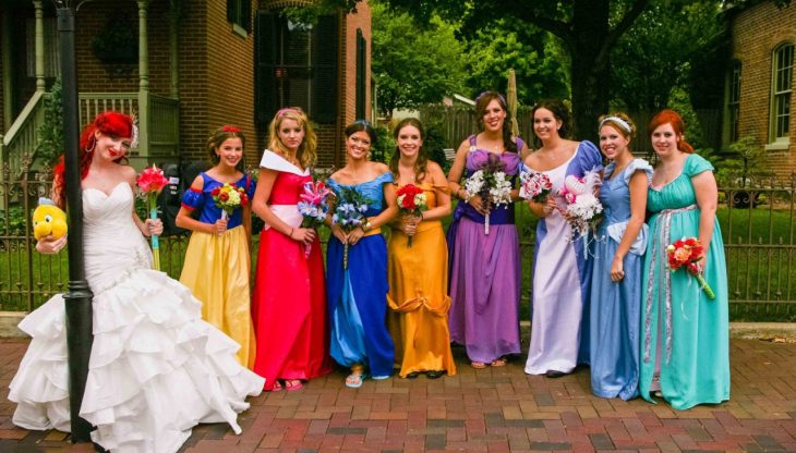 Novia vestida de la sirenita y damas de honor disfrazadas como las princesas de Disney