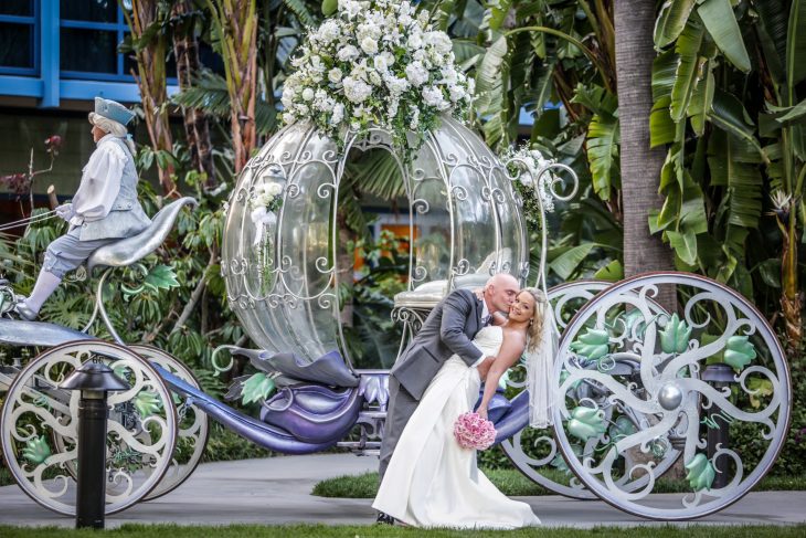 Pareja de novios frente una calabaza de cristal el día de su boda 