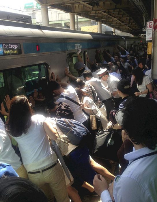 multitud empuja un vagón del metro