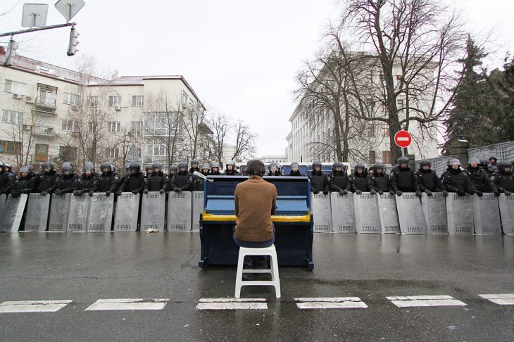 pianista toca frente a soldados