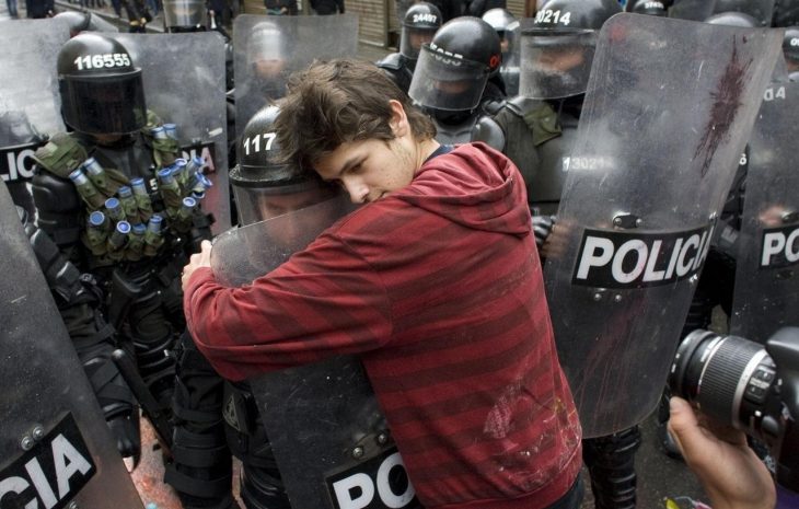 chico abraza a policía
