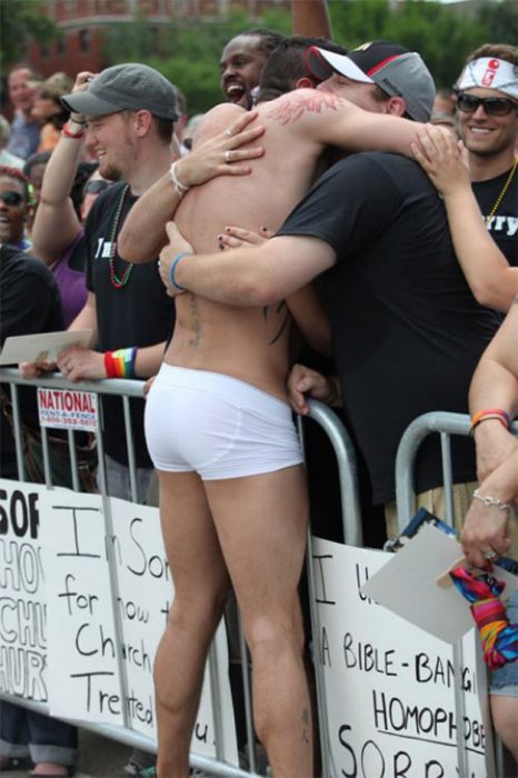 abrazo en un desfile del orgullo gay