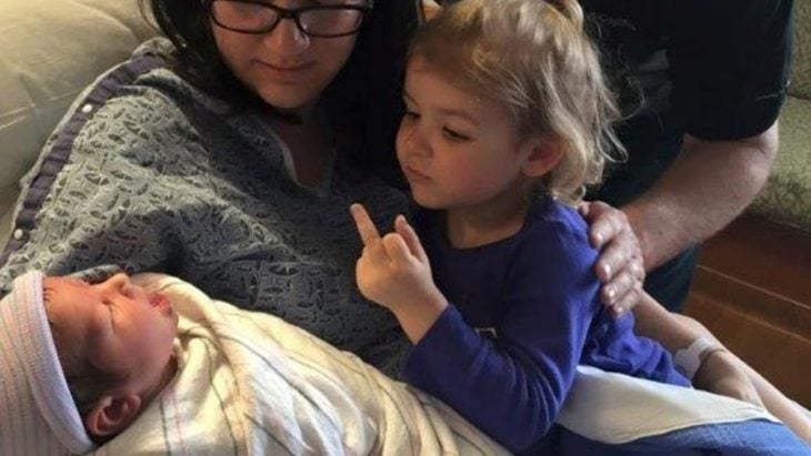 niña pintando dedo a bebé