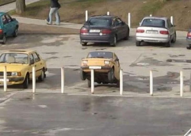 coche estacionado sobre arbotante