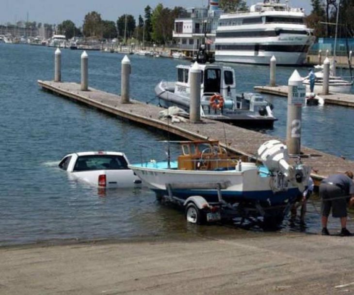 camioneta en el fondo de una marina