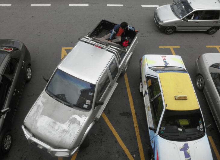 camioneta mal estacionada