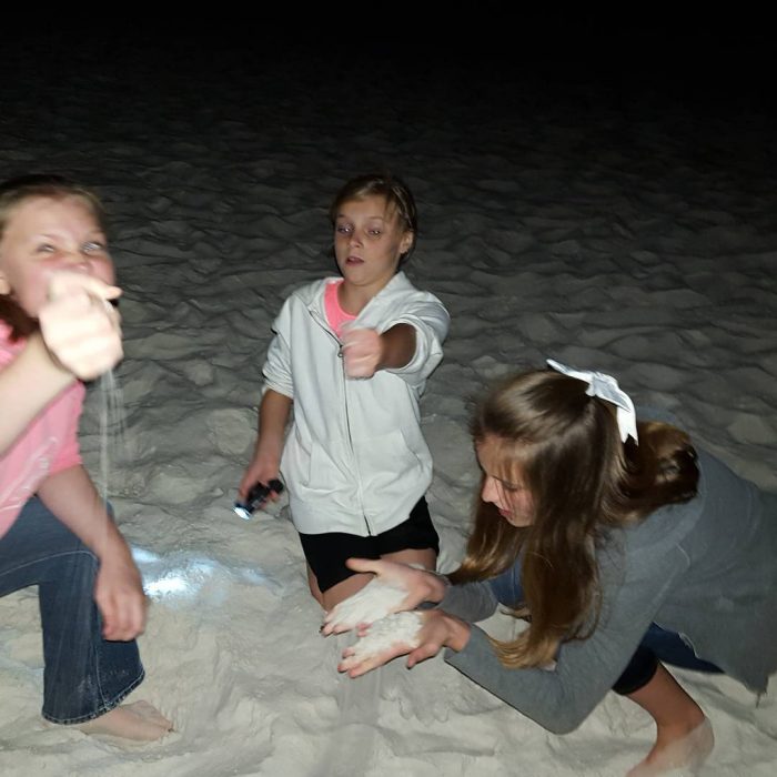 fiesta en la playa de niñas