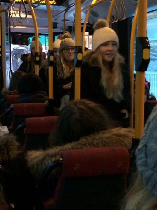 fila de mujeres en un autobus todas rubias con gorra blanca 