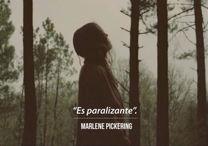 mujer en el bosque y frase de ansiedad 