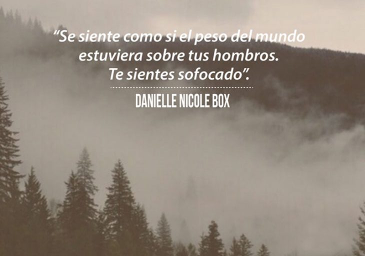 montañas y bosque con frase de ansiedad 