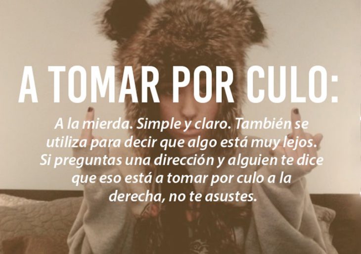 mujer enseñando dedo y gorro de oso con frase 