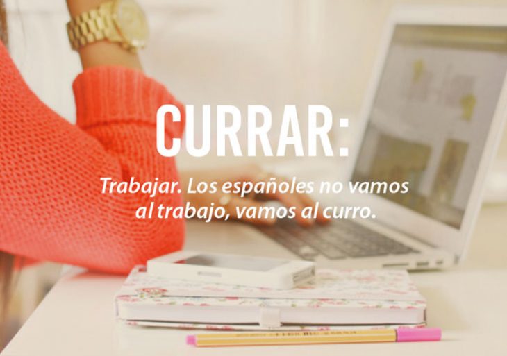 computadora y mano de mujer con reloj frase 