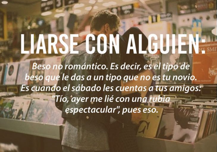 imagen jovenes en tienda de discos frase 