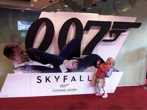 niña frente a póster de 007
