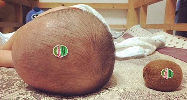 cabeza de bebé y kiwi con etiqueta