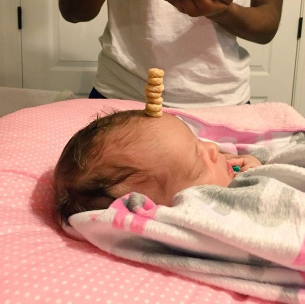 bebé con columna de cherioos en la cabeza