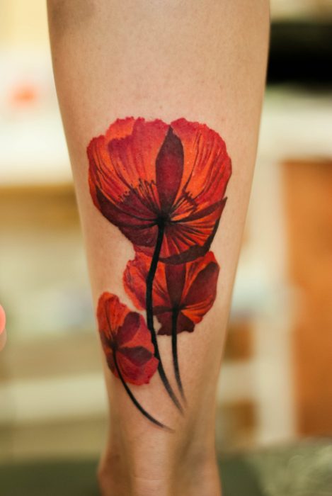 Detalle de un tatuaje de amapola. 