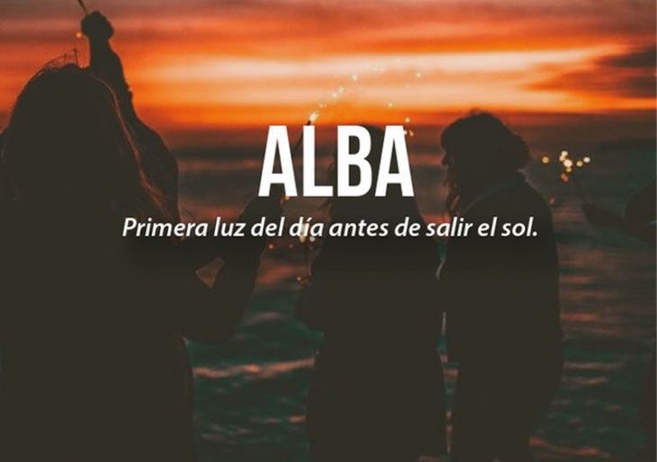 personas en la playa y amanecer naranja con frase 