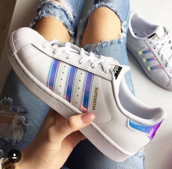 pies de mujer con tenis adidas superstar blanco